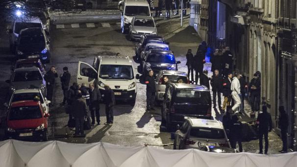 <p>Polizei, Staatsanwaltschaft und Spurensicherung in der rue de la Colline am Abend des 15. Januar 2015.</p>