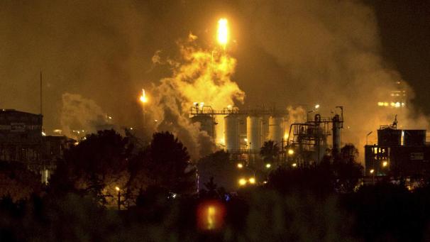 <p>Rauch steigt nach einer Explosion in einem Chemiepark in der Nähe der nordostspanischen Hafenstadt Tarragona auf.</p>