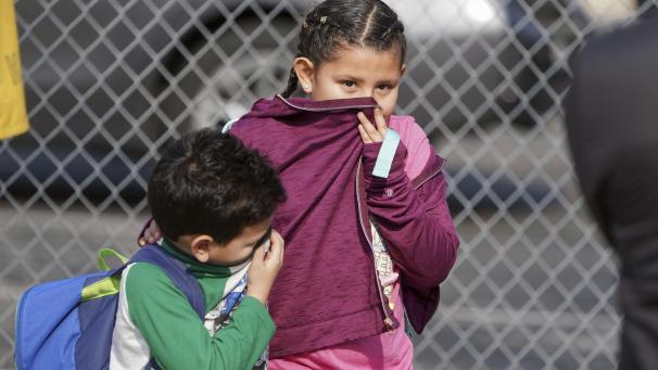 <p>Kinder verlassen eine Schule und bedecken Nase und Mund. Ein Passagierflugzeug der amerikanischen Delta Airlines hat kurz nach dem Start in Los Angeles wegen eines Triebwerkproblems Treibstoff über dem Spielplatz einer Grundschule abgelassen.</p>