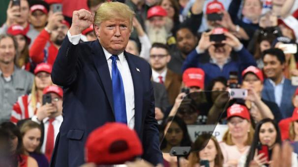 <p>Donald Trump, Präsident der USA, steht während einer Wahlkampfveranstaltung in der UW-Milwaukee Panther Arena vor Zuschauern und reckt die Faust.</p>