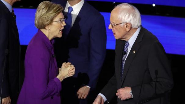 <p>Die demokratischen Bewerber um die Präsidentschaftskandidatur Elizabeth Warren und Bernie Sanders diskutieren nach der letzten Fernsehdebatte der Demokraten vor Beginn der Vorwahlen miteinander.</p>