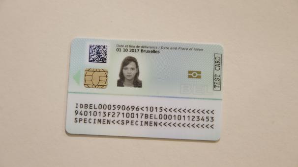 <p>Die Rückseite der eID mit dem Mikrochip, der ie Fingerabdruckinformationen enthält.</p>