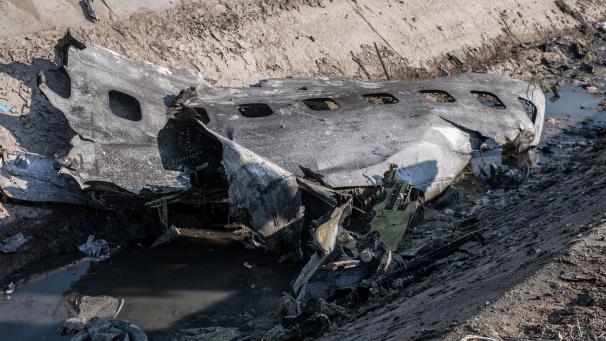 <p>Ein Stück Flugzeugrumpf am Tatort, wo ein ukrainisches Flugzeug mit 176 Menschen am Mittwoch kurz nach dem Start vom Flughafen Teheran abstürzte, wobei alle an Bord getötet wurden.</p>