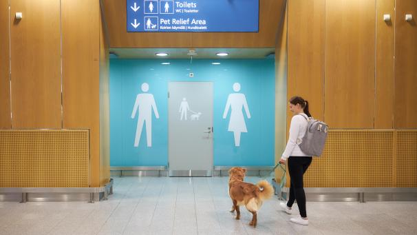 <p>Der finnische Flughafenbetreiber Finavia hat am Airport Helsinki-Vantaa einen Toilettenbereich für Vierbeiner eingeführt.</p>