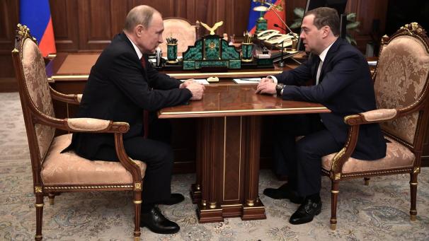 <p>Wladimir Putin (links), Präsident von Russland, spricht mit Dmitri Medwedew, Ministerpräsident von Russland.</p>