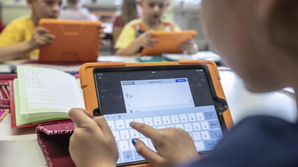 <p>Kein Entweder-Oder: Die Tablets werden parallel zu Stift und Papier genutzt und sollen diese keinesfalls ersetzen. Die Kinder sollen den kritischen Umgang mit den Medien erlernen.</p>