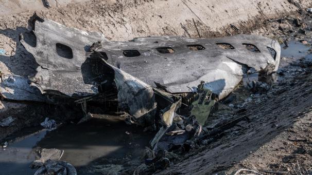 <p>Ein Stück Flugzeugrumpf am Tatort, wo ein ukrainisches Flugzeug mit 176 Menschen am Mittwoch kurz nach dem Start vom Flughafen Teheran abstürzte, wobei alle an Bord getötet wurden.</p>