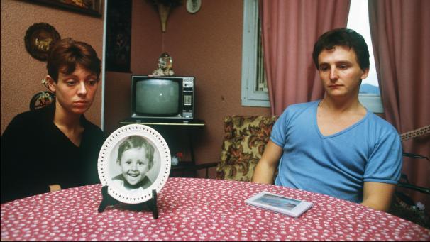 <p>Diese Aufnahme aus dem Jahr 1984 zeigt Christine und Jean-Marie Villemin, die Eltern des ermordeten Gregory, wie sie hinter einem Bild ihres kleinen Sohnes sitzen.</p>