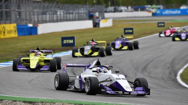 <p>Die „W-Series“ soll Fahrerinnen zu einer Karriere als Profi verhelfen, im Idealfall in der Formel 1.</p>