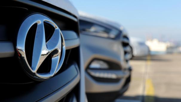 <p>Neue Autos des südkoreanischen Herstellers Hyundai warten auf ihre Auslieferung am Verschiffungsterminal in Bremerhaven.</p>