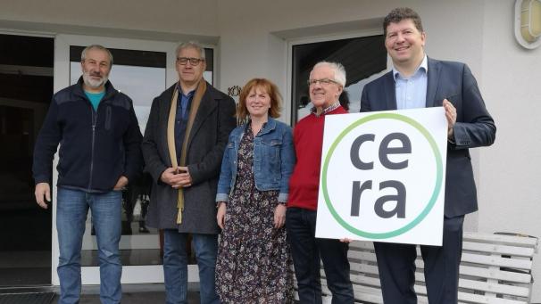<p>Wollen künftig auch Projekte junger Leute unterstützen (v.l.): Werner Kalff, Peter Ortmanns, Erich Schröder und Kris Debruyne von Cera,, hier mit Chantal Havenith, Leiterin des Königin-Fabiola-Hauses in Eupen.</p>