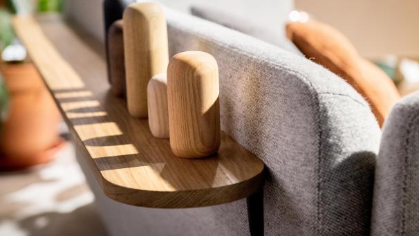 <p>Ein Möbel kann aber auch mehr Funktionen haben: Einige Hersteller gestalten etwa die Rückseiten der Sofas mit einem Mehrwert aus, wie auf dem Bild in der Mitte zu sehen ist.</p>