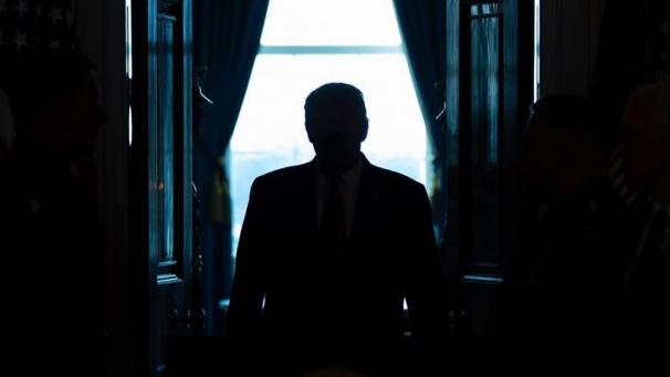 <p>Donald Trump, Präsident der USA, ist bei seiner Ankunft zu seiner Ansprache an die Nation als Silhouette zu sehen. Der US-Senat kommt heute zur ersten Sitzung im historischen Amtsenthebungsverfahren gegen Präsident Donald Trump zusammen.</p>