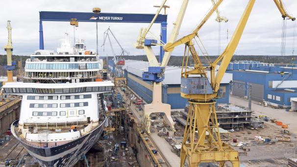 <p>Kreuzfahrtschiffe sind komplexe Großprojekte. Hier die „Mein Schiff 2“ im Trockendock der Meyer Werft im finnischen Turku.</p>