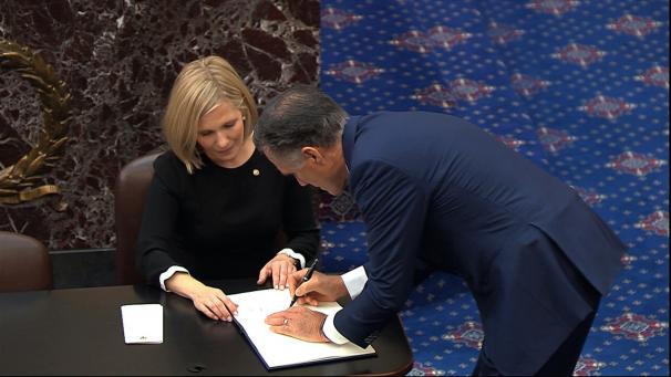 <p>Mitt Romney, Senator aus Utah, unterschreibt im Schwurbuch, nachdem er in der Kammer des Senats vereidigt wurde. Der US-Senat kam am Donnerstag zur ersten Sitzung im historischen Amtsenthebungsverfahren gegen Präsident Trump zusammen.</p>