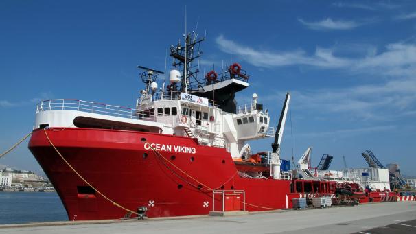 <p>Das Rettungschiff „Ocean Viking“ liegt Anfang August 2019 im Hafen von Marseille.</p>