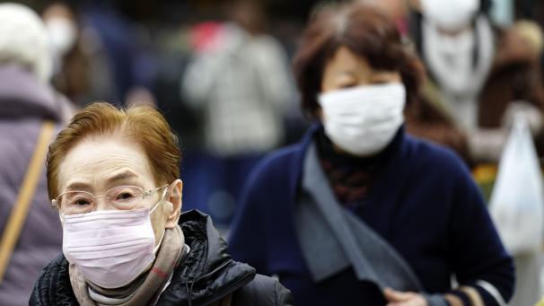 <p>Fußgänger tragen Schutzmasken, während sie durch ein Einkaufsviertel gehen: Wegen einer sich ausbreitenden Lungenkrankheit mahnte Chinas Transportministerium, persönliche Schutzmaßnahmen zu ergreifen.</p>
