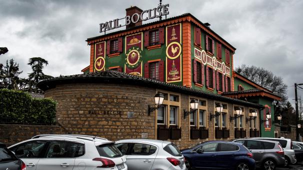 <p>Ein Blick von außen auf das Restaurant „L’Auberge du Pont de Collonges“</p>