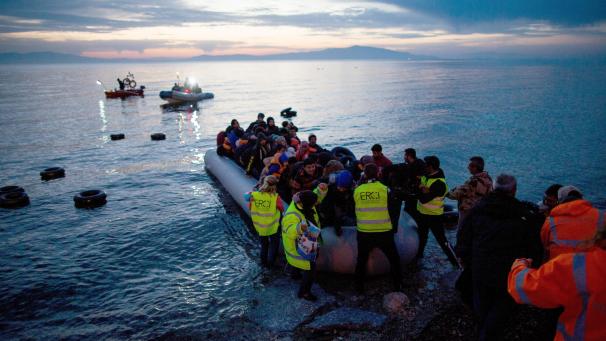 <p>09.03.2016: Flüchtlinge kommen in einem Schlauchboot aus der Türkei auf der griechischen Insel Lesbos in der Nähe der Hafenstadt Mitilini (Mytilini) an.</p>