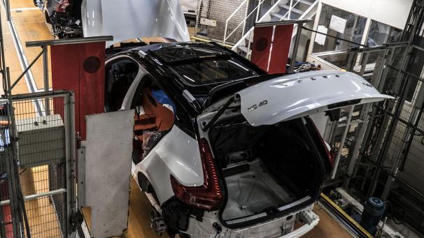 <p>Blick in die Werkshalle bei Volvo in Gent, wo die Belegschaft derzeit auf den Wandel zum Elektroauto vorbereitet wird.</p>