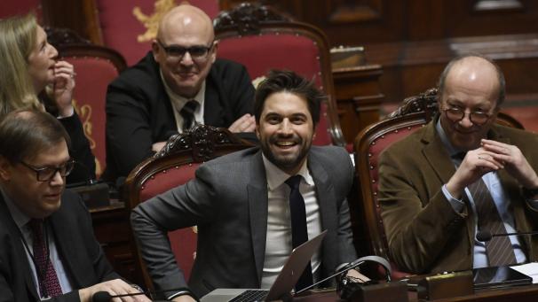 <p>Auch seine Stimme konnte Khattabi nicht retten: Georges-Louis Bouchez (M.) traf erst zum zweiten Wahlgang im Plenarsaal ein.</p>