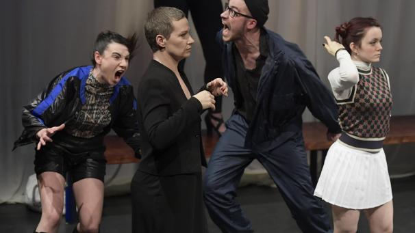 <p>Die Intensität, mit der zehn SpielerInnen während zweieinhalb Stunden auf der Bühne agieren, zeichnet die Antigone der Agora aus.</p>