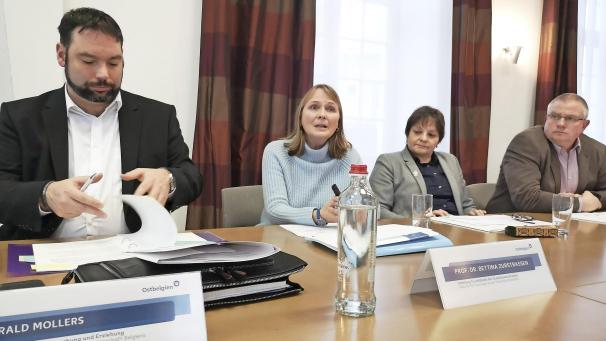<p>Stellten den Leitfaden vor: Unterrichtsminister Mollers (ProDG), Prof. Dr. Zurstrassen, Dr. Tomke Lask und Dr. Jens Giesdorf (v.l.).</p>