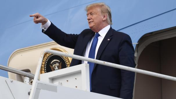 <p>Donald Trump, US-Präsident, auf den Stufen der Air Force One am Palm Beach International Airport.</p>