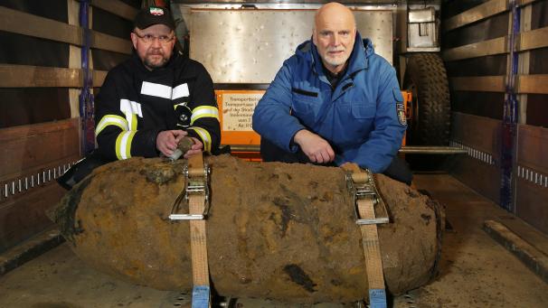 <p>Die Sprengmeister Frank Stommel (l.) und Udo Lokotsch mit der entschärften Bombe.</p>