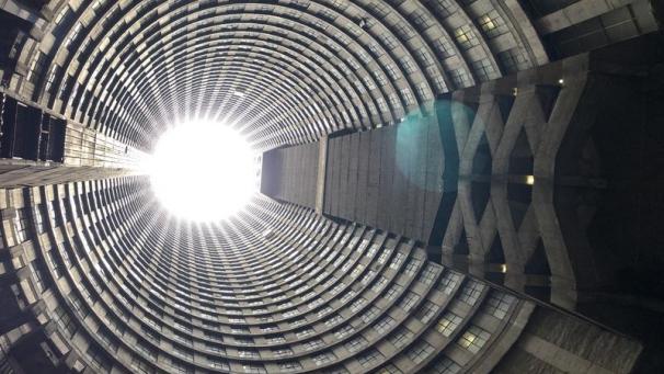 <p>Blick ins Innere des Ponte-Towers. Für viele Südafrikaner ist gilt er als No-go-Area, in der das Verbrechen gedeiht.</p>