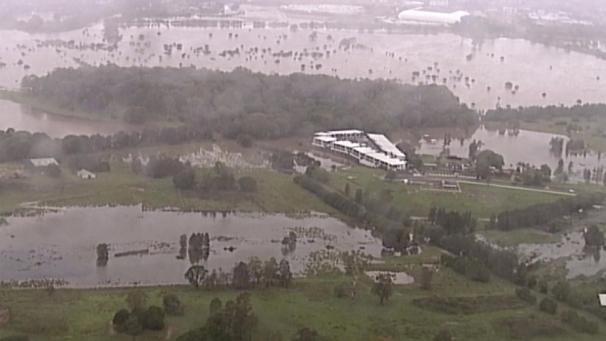 <p>Australien, Gold Coast: Dieses Videostandbild zeigt durch starken Regen überflutete Felder. In einigen australischen Brandgebieten hilft weiter heftiger Regen bei den Löscharbeiten.</p>