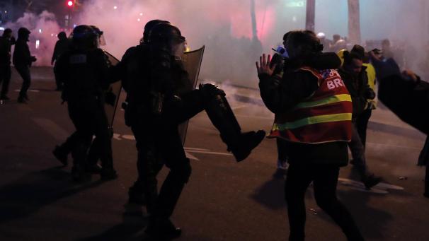 <p>11.01.2020, Frankreich, Paris: Polizisten und Gelbwesten-Demonstranten geraten bei einem Protest aneinander.</p>