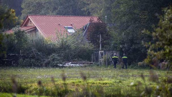 <p>Niederlande, Ruinerwold: Polizisten gehen auf Spurensuche zu dem abgelegenen Hof, in dessen Keller eine Familie jahrelang gehaust haben soll.</p>