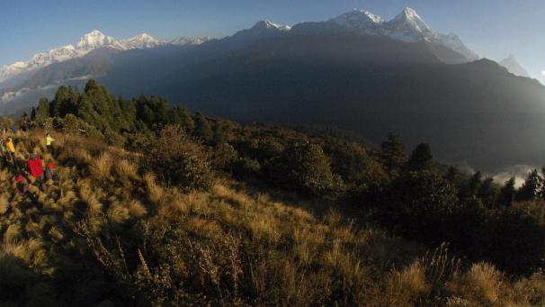 <p>Bergwanderer beobachten vom Poon Hill oberhalb des Dorfes Ghorepani den Sonnenaufgang hinter dem Berg Annapurna (r.). Nach einem Lawinenabgang an einer beliebten Trekkingroute am Berg Annapurna in Nepals Himalaya-Region fehlt von mindestens sieben Wanderern jede Spur.</p>