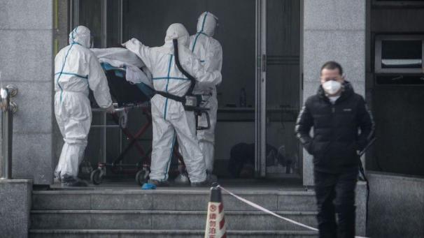 <p>Mediziner bringen einen infizierten Patienten ins Krankenhaus in Wuhan: Inzwischen sind drei Todesfälle offiziell bestätigt</p>