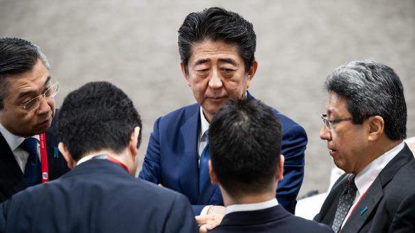 <p>Shinzo Abe, Ministerpräsident von Japan, im Gespräch mit Teilnehmern des G20-Gipfels im Juni 2019.</p>