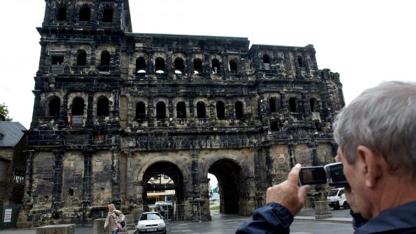 <p>Ein Tourist fotografiert die Porta Nigra in Trier. In diesem Jahr steht das Unesco-Weltkulturerbe ganz besonders im Fokus: Es wird 1850 Jahre alt.</p>