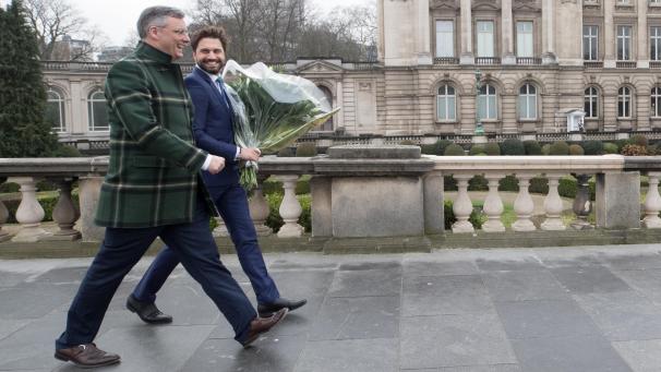 <p>Blumen für die Königin: Bouchez (hinten) und Coens (vorne) auf dem Weg in den Palast.</p>