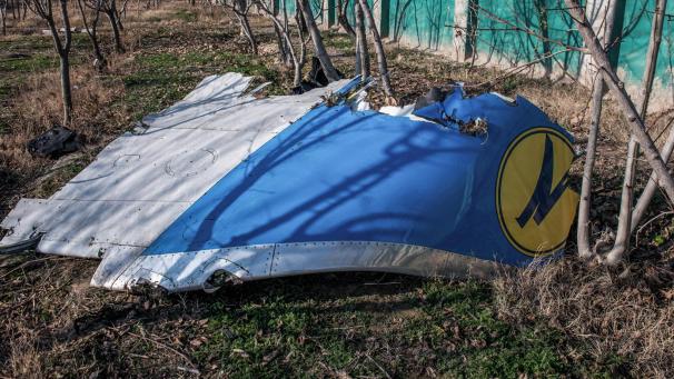 <p>Ein Teil des Flugzeugrumpfs liegt an der Absturzstelle in Shahedshah.</p>