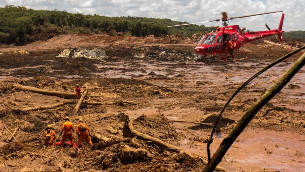 <p>Die Dämme eines Rückhaltebeckens der Eisenerzmine Córrego do Feijão waren am 25. Januar gebrochen. Eine Schlammlawine rollte über die Anlage und nahe Siedlungen hinweg und tötete 270 Menschen.</p>