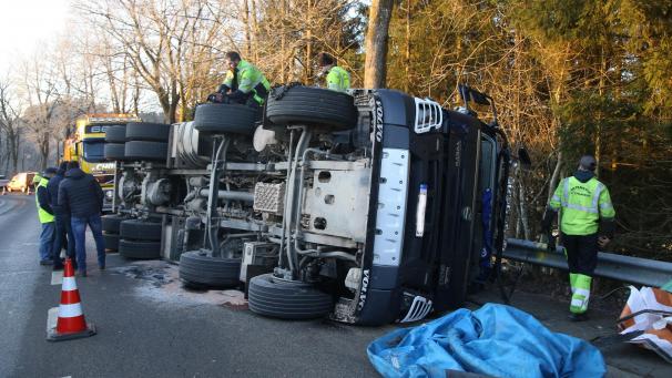<p>Bergungsarbeiten in Robertville: Der Lkw-Fahrer wurde nur leicht verletzt.</p>