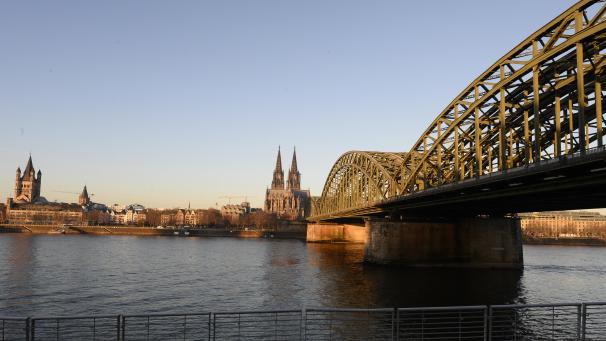 <p>Die Hohenzollernbrücke musste infolge der Entschärfung der Weltkriegsbombe gesperrt werden.</p>