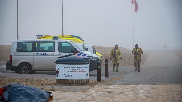 <p>Am Dienstagmorgen wurde am Strand von De Panne nach acht Flüchtlingen gesucht, die am frühen Morgen beim Versuch nach Großbritannien überzusetzen, mit ihrem Schlauchboot gekentert waren.</p>