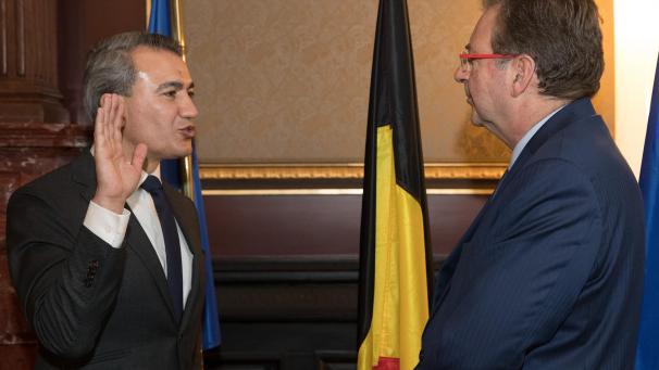 <p>Am 26. November 2019 legte Emir Kir (links) seinen Eid als Bürgermeister von Saint-Josse-Ten-Noode vor Rudi Vervoort, Ministerpräsident der Region Brüssel, ab.</p>