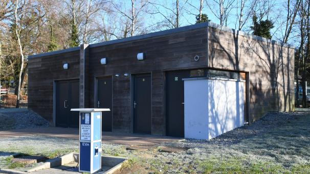 <p>250.000 Euro hat das Toilettenhäuschen auf dem Koulgelände gekostet.</p>