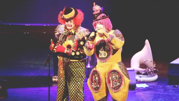 <p>Das Karnevalsduo „Domm en Dööl“ in Aktion</p>