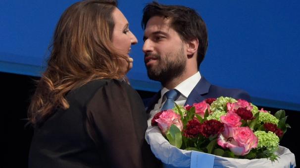 <p>Stehen sich – politisch – sehr nahe: MR-Präsident Bouchez (r.) und Open-VLD-Chefin Rutten beim Neujahresempfang der flämischen Liberalen.</p>