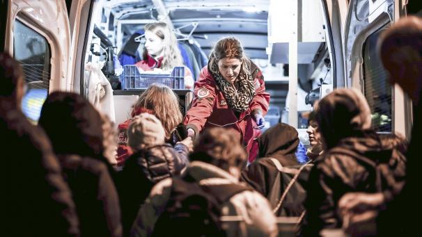 <p>Ein ehrenamtliches Team junger Leute fährt in der kalten Jahreszeit zentrale Punkte in der Stadt an und versorgt wohnungslose und bedürftige Menschen mit Kleidung, Schlafsäcken, Decken, einer warmen Mahlzeit und engagiert sich gegen die Ausgrenzung.</p>