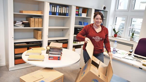 <p>Die Mitarbeiter der Verwaltung hatten alle Hände voll zu tun beim Entpacken der Kisten.</p>