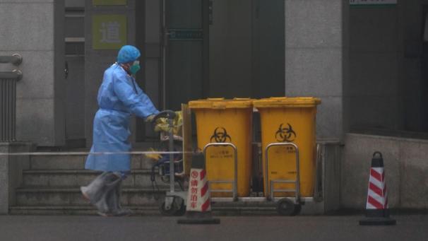 <p>Mitarbeiter bewegen Bioabfallcontainer am Eingang des Wuhan Medical Treatment Center, wo einige mit einem neuen Virus infizierte Personen behandelt werden. Der neuen Lungenkrankheit in China sind drei weitere Menschen zum Opfer gefallen.</p>